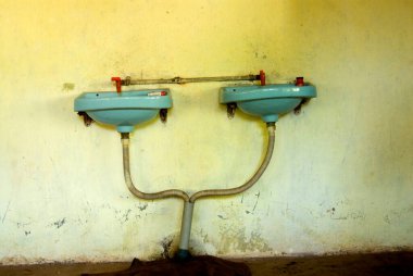 İki lavabo ve iki kırmızı musluk.