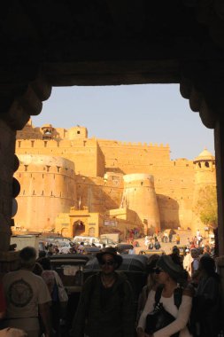 Jaislamer kalesinin görkemli duvarlı kumtaşından yapılmış görüntüsü; Jaisalmer; Rajasthan; Hindistan