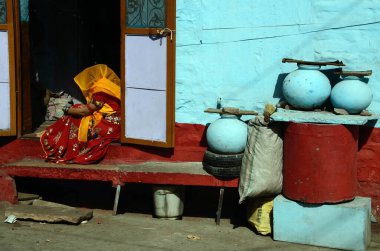 Kapıda oturan kadın Jodhpur Rajasthan Hindistan Asya