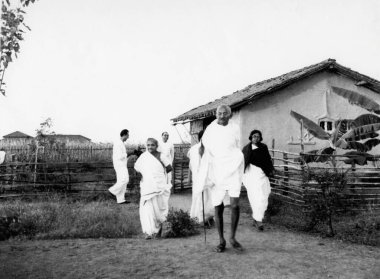 Kasturba Gandhi, Mahatma Gandhi, ashramite Shardabehn Shukawala 1939 'da Sevagram Ashram' da Mahatma Gandhi 'nin barakasında yürüyordu.  