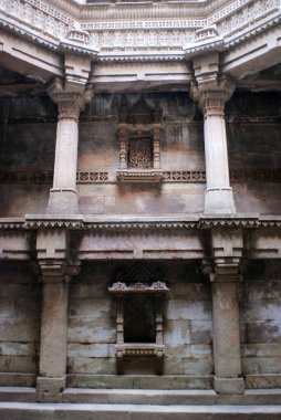 Wav baoli 'deki karmaşık taş oymacılığı Kraliçe Rudabai 1498' i Adalaj 19 km Ahmedabad, Gujarat, Hindistan 'da inşa etti. 