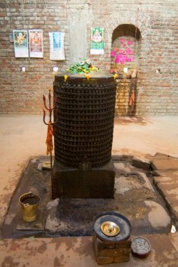 Meditasyonda Buda 'nın 1008 figürlü siyah mermer kolonu. Genç papazlar onu suyla, Itakhori' yle, Jharkhand 'la, Hindistan' la kutsuyor. 