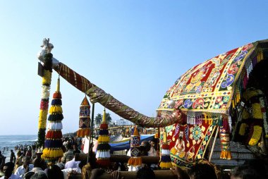 Hindistan, Tamil Nadu, Pondicherry 'deki Vaati plajında Masi Magma Festivali 