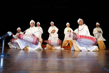 Gayan bayan şarkı söylüyor ve müzik enstrümanları çalıyor Assam, Hindistan   