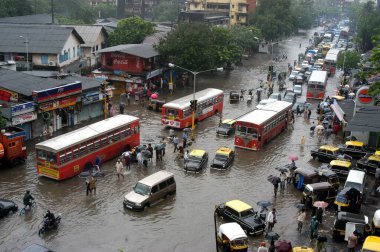 Şiddetli yağış gününde Bombay 'ın bazı bölgeleri şu anda bir adanın şeklini alıyor; benzer bir durum burada, böyle şiddetli bir yağış gününde; Bombay Mumbai' nin merkez banliyösü Kurla 'da Lal Bahadur Shastri Marg; Maharashtra; Ind