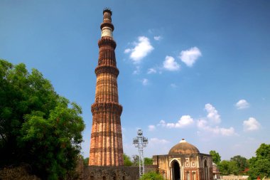 Qutab Minar kompleksi, Delhi, India