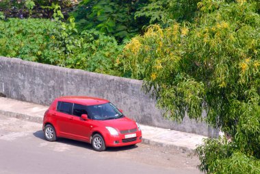 Kırmızı renkli maruti Swift araba, Borivali, Bombay Mumbai, Maharashtra, Hindistan  
