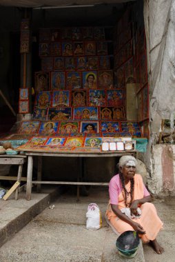 Dükkan tapılası resimler satıyor, Tirutani, Tamil Nadu, Hindistan 