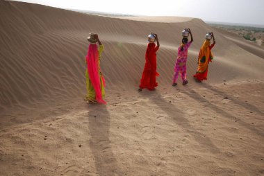 Su arayan kızlar, Khuhri, Jaisalmer, Rajasthan, Hindistan 