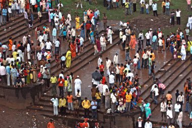 Sangli Maharashtra, Hindistan 'da 7 Eylül 2008' de Ganesh batışı sırasında Krishna Nehri kıyısındaki insanlar 