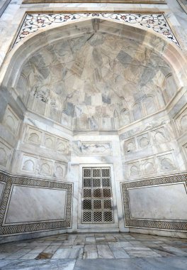 Tac Mahal 'de beyaz mermer taş işçiliği; Agra; Uttar Pradesh; Hindistan