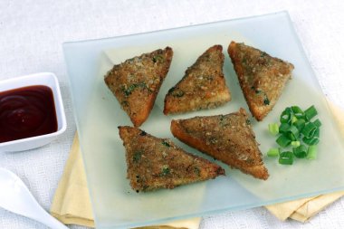 Çin tostları tabakta.