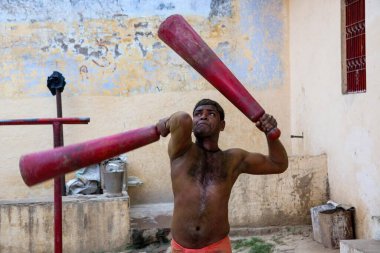 Hint güreşçi, Hindistan 'da Tulsi Ghat, Varanasi, Banaras, Benaras, Kashi, Uttar Pradesh, Uttar Pradesh' te tahta sopalarla mugdar egzersizi yapıyor. 