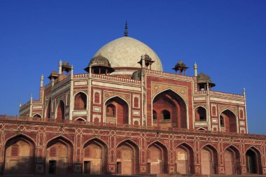 Humayun 'un mezarı 1570' te Hint Yarımadası Pers etkisindeki ilk kırmızı kumtaşı ve beyaz mermer mezardan yapılmış. Delhi, Hindistan UNESCO Dünya Mirası Bölgesi.