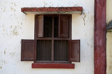 Evin açık ve yarı kapalı penceresi 