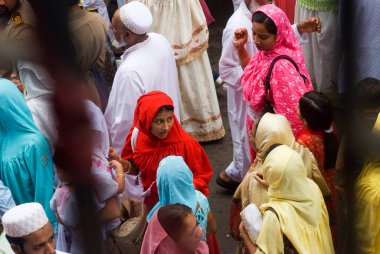 Bohri cemaati düğün için camilerinin önünde toplandı, Bombay şimdi Mumbai, Maharashtra, Hindistan 