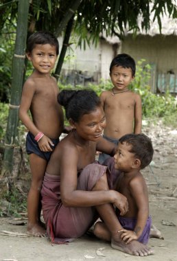 Çocuklarıyla oturan kadınlar, Bongaigaon, Assam, Hindistan 