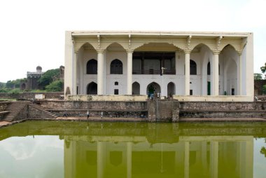 Muhammed Adil Şah tarafından 1646 yılında inşa edilen Asar Mahal Bijapur, Karnataka, Hindistan 'da Adalet Salonu olarak adlandırıldı..