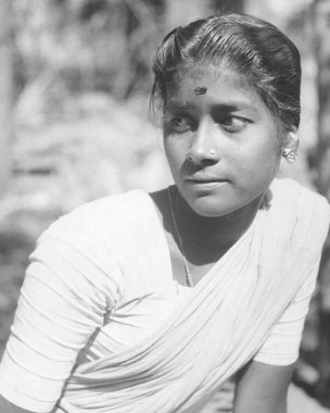 Eski moda açık hava portresi, 1900 'lerin başında siyah beyaz, gümüş renkli, renkli Hint kadın.