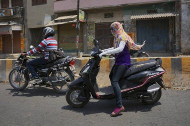 Motosiklet süren kız, Varanasi, uttar pradesh, Hindistan, Asya 