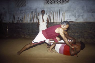 Kalaripayattu Geleneksel Kerala Dövüş Sanatı Sri Muralidharan Gurukal ve müritleri Kottayam, Kerala, Hindistan 