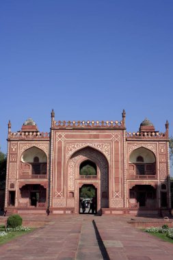 Itimad-ud-Daula beyaz mermerden yapılmış mozolenin doğu kapısı girişi. 1600-1700 yılları arasında Babür imparatoru Agra, Uttar Pradesh, Hindistan tarafından inşa edilmiş.