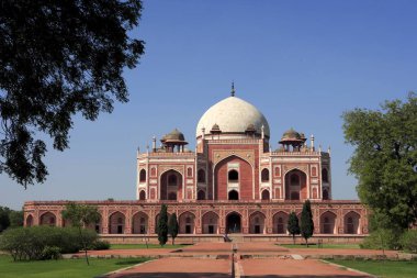 Humayun 'un mezarı 1570' te Hint Yarımadası 'nın İran mimarisi, Delhi, Hindistan UNESCO Dünya Mirası Bölgesi' ndeki ilk kırmızı kumtaşı ve beyaz mermer mezarından yapıldı.