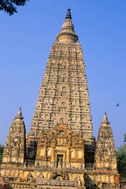 mahabodhi tapınağı; Buda duvarlara ve yükselen kuleye farklı açılardan oyulmuş; bodhgaya; bihar; Hindistan;