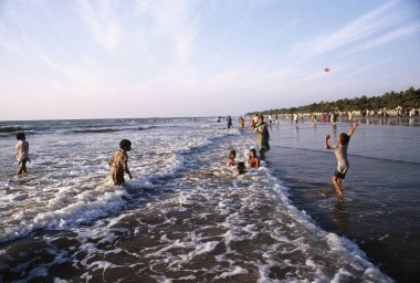 Malpe Sahili 'nde kalabalık, Karnataka, Hindistan