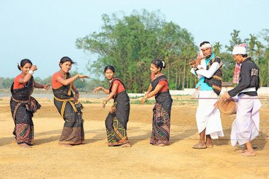 İnsanlar Bihu festivalini kutluyor Yeni Yıl kutlamaları, Assam, Hindistan   