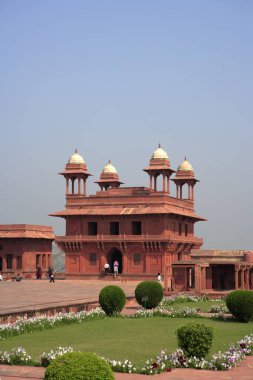 Fatehpur Sikri 'deki Diwan-e-Khas 16. yüzyılın ikinci yarısında Babür İmparatorluğu' nun başkenti Agra, Uttar Pradesh, Hindistan UNESCO Dünya Mirası 'ndan yapılmış kırmızı kumtaşından inşa edilmiştir. 