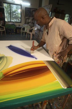 Hintli çağdaş sanatçı Bose Krishnamachari stüdyosunda tuval üzerinde çalışıyor, Bombay Mumbai, Maharashtra, Hindistan 