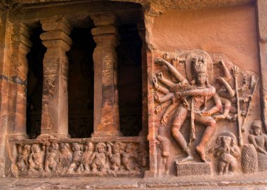 Mağara tapınağında dans eden Shiva; Badami; Karnataka; Hindistan