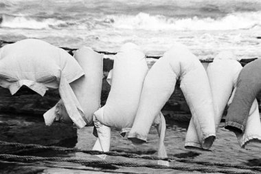 Rüzgâr kuru giysilerin arasından esiyor. Banganga Mumbai Maharashtra Hindistan Asya  