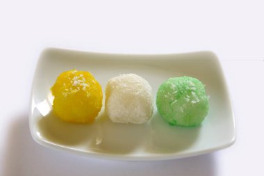 Mithai, beyaz arka planda dikdörtgen plakalı renkli tatlı toplar.