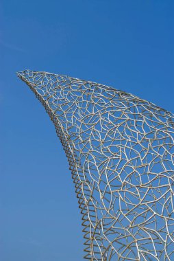 Calangute sahilinde köpekbalığı yüzgecinin demir ağ ızgara yapısı; Goa; Hindistan