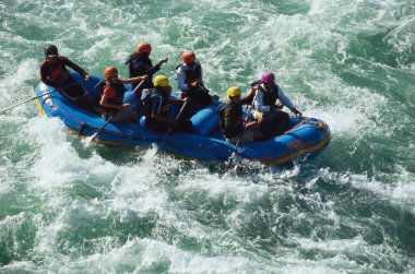 Rafting, sandaldaki kirişler, Rishikesh, Uttaranchal, Hindistan 