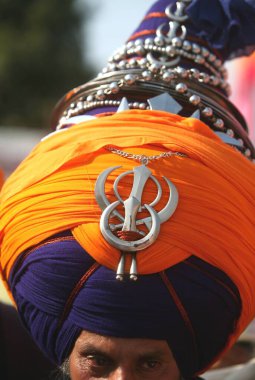 30 Ekim 2008 'de Sachkhand Saheb Gurudwara, Nanded, Maharashtra, Hindistan' da Guru Granth Sahib 'in uzun dekoratif başlıklı Nihang veya Sih dindar askeri.   