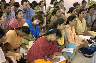 Pune yakınlarındaki Ralegan Siddhi 'de eğitim seansı; Maharashtra; Hindistan