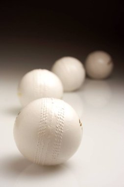 Üst üste dört beyaz hokey topu.