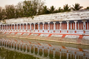 Ekambareswarar Tapınağı 'nın su tankında kırmızı ve beyaz çizgiler, Pallava Kralları tarafından inşa edilmiş Şiva tapınağı, Kanchipuram, Tamil Nadu, Hindistan 