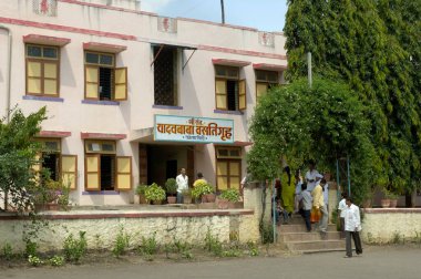 Pune yakınlarındaki Ralegan Siddhi 'deki hostel binası; Maharashtra; Hindistan