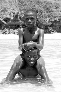 Çocuklar banyo yapıyor, Watamu, Kenya, Afrika 
