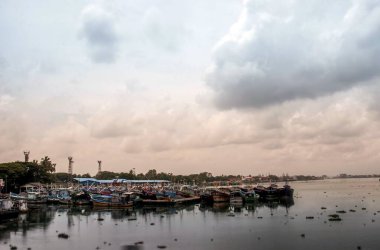 Balıkçı tekneleri nehir kenarı, kochi, kerala, Hindistan, Asya 