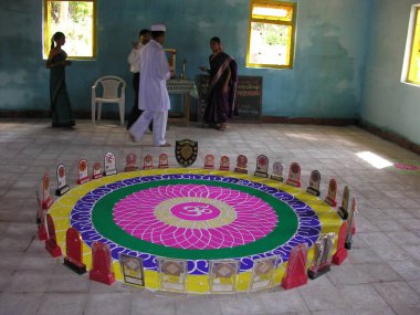 Moho Village, Panvel, Maharashtra, Hindistan 'da Moho Okul Öğretmenleri tarafından Rangoli 
