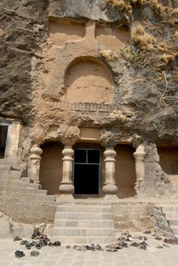Lenyadri, Ashtavinayak, Taluka Junnar, Bölge Pune, Maharashtra, Hindistan 'daki Budist mağaralarının girişindeki zengin taş oyma sütunlar. 