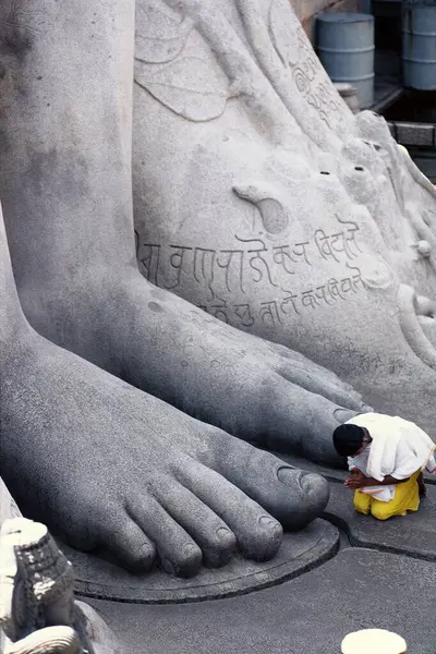 Stock image Pujari praying before statue of Bahubali, Sravanbelgola, Karnataka, India 