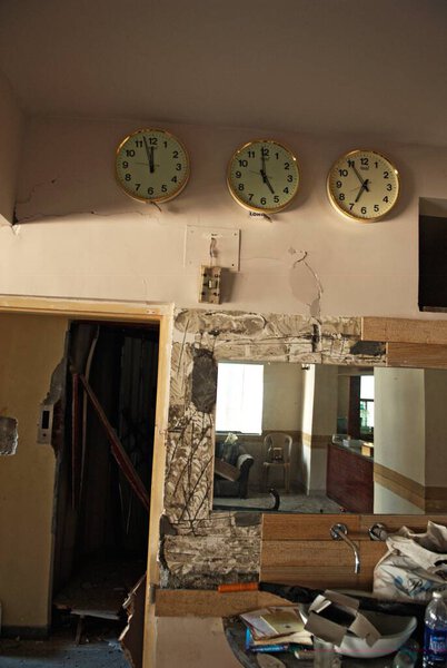 Расколотые стены еврейского общинного центра "Нариман Хаус" деканом-моджахедами террористического акта в Бомбее, Махараштра, Индия, 13 февраля 2009 г. 