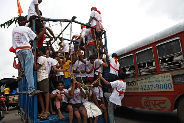 Erkekler kalabalık bir kamyonla Janmashtami Gokulashtami festivali, Bombay Mumbai, Maharashtra, Hindistan 14-Ağustos-2009  