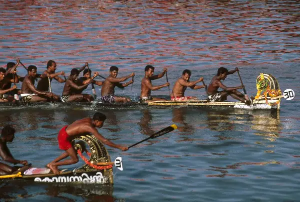 Nehru Tekne Yarışı Festivalleri, Yılan Teknesi Yarışı, Haripad Subramanya Tapınağı için Jalostavam, alappuzha Alleppey, Kerala, Hindistan, 11 Ağustos 2001